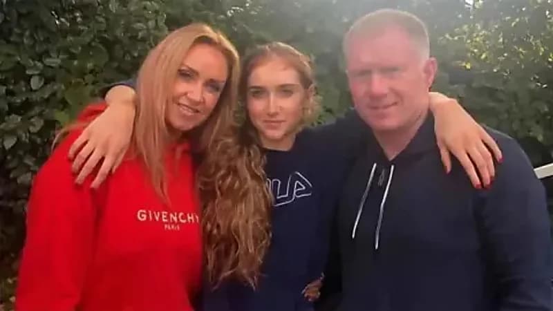 صدمة أسطورة مانشستر يونايتد بارتداء ابنته قميص آرسنال