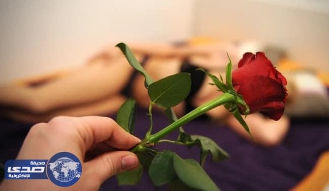 رجل يٌطالب جاره بعدم إزعاجه بتأوهاته خلال العلاقة الزوجية