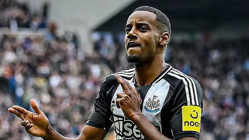 إيساك يتهم نيوكاسل بالتراجع عن وعوده ويؤكد رغبته في الرحيل