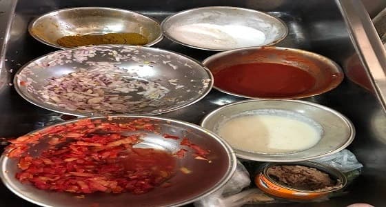 بالصور.. ضبط مخالفات تشغيلية ببعض المطاعم في مكة