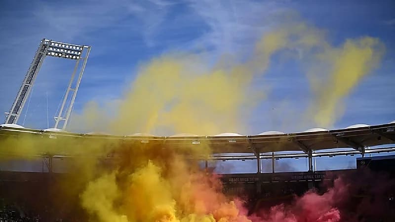 شاهد .. مقذوفات وغاز مسيل للدموع توقف مباراة بالدوري الفرنسي