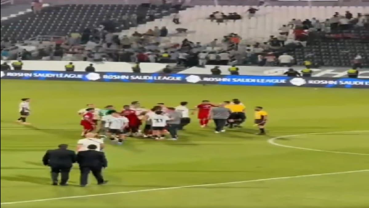 احتجاجات قوية للاعبي ضمك على قرارات حكم مباراة الشباب.. فيديو