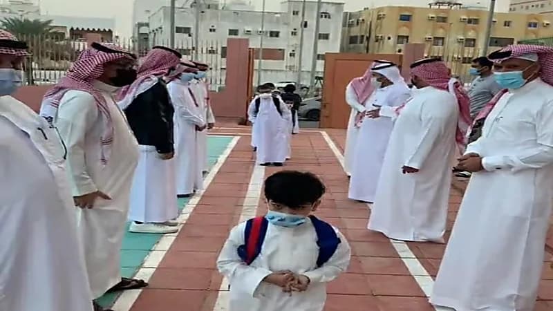 شاهد.. ابتدائية "ابن ماجة" تستقبل الطلاب بممر شرفي