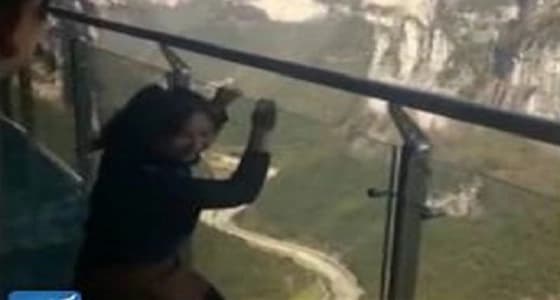 بالفيديو.. لحظة سحب سائحة مذعورة فوق جسر زجاجي