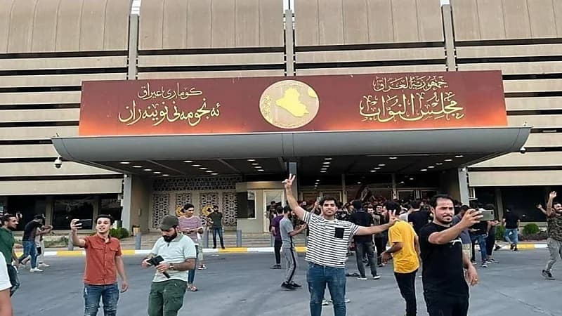 بالفيديو.. لحظة اقتحام المتظاهرين لمبنى البرلمان العراقي