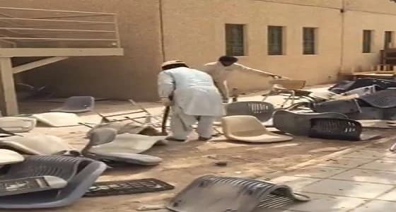 بالفيديو.. تكسير أعداد كبيرة من الكراسي والطاولات المدرسية بالرياض