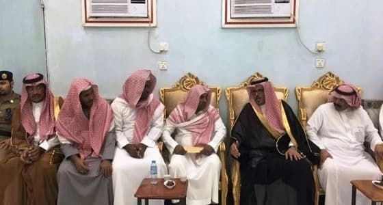 محافظ صبيا يقدم واجب العزاء لذوي الشهيد " تويتي "