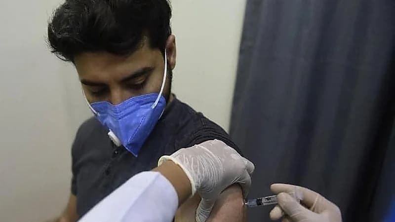 ولاية باكستانية تهدد رافضي لقاح كورونا بقطع شبكة الهاتف