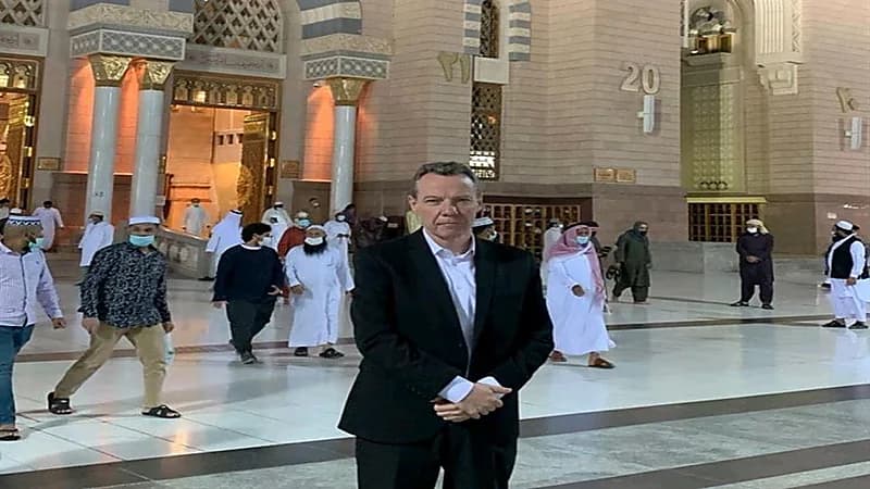 القنصل البريطاني: "اعتنقت الاسلام منذ 25 عامًا وأحب الصلاة بالمسجد النبوي"