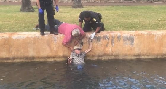 بالفيديو.. لحظة إنقاذ مسن حاول الانتحار داخل قناة مائية