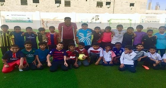 معلم خمسيني يصر على أداء حصته البدنية رغم إصابته