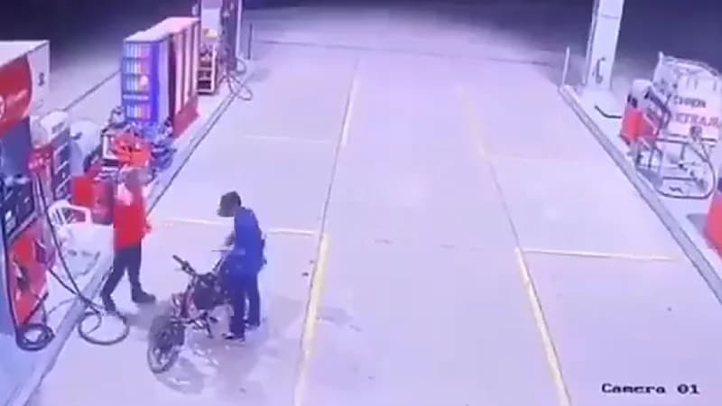 لحظة نجاة موظف من رصاص قاتل مأجور بسبب خلل في السلاح .. فيديو