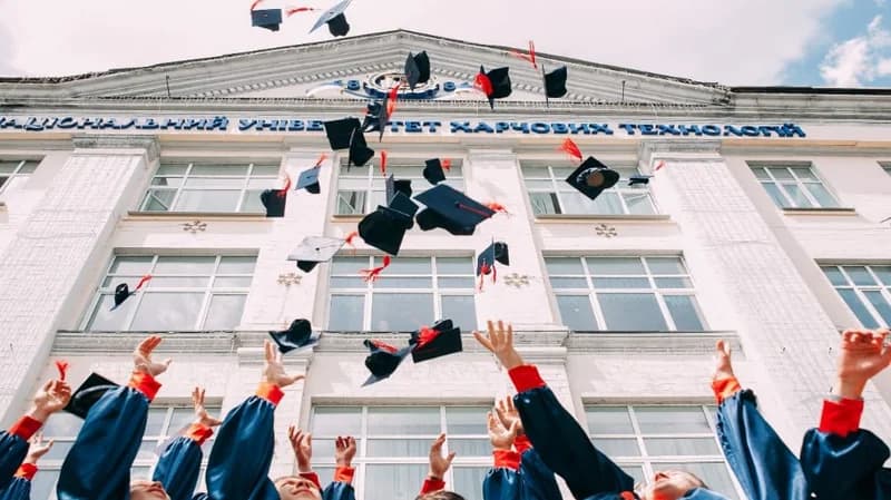 جامعة تحظر على الفتيات الإفراط في الزينة
