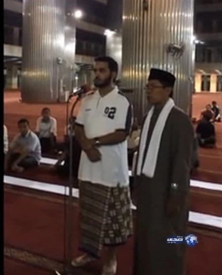 "بالفيديو" شاب سعودي يرفع الأذان من ثالث أكبر مسجد