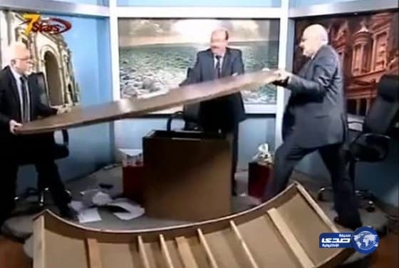 بالفيديو .. مشاجرة عنيفة وتحطيم الاستديو على الهواء !!