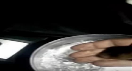 بالفيديو.. مواطن يٌوثق انخفاض درجة الحرارة بتجمد المياه بصحن في المدينة