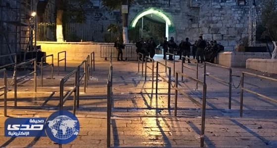 قوات الاحتلال تزيل الجسر الحديدي والمعابر في المسجد الأقصى