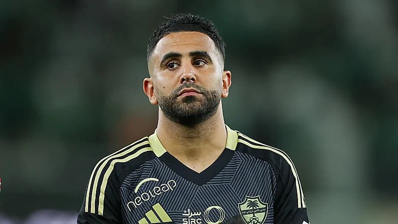 رياض محرز يتناول وجبة الافطار بالمسجد النبوي .. صورة