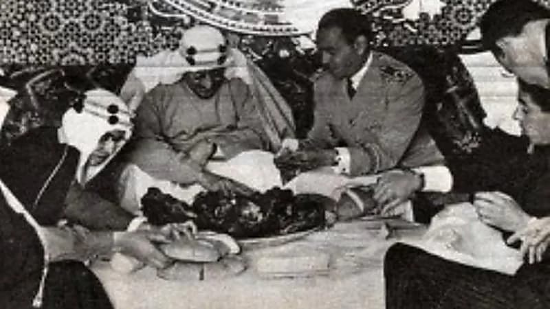 ظهور نادر للملك سعود والملك الحسن وهما يتناولان الغداء في الرباط