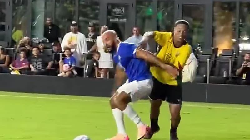 رونالدينيو يخطف الأنظار بمهاراته أمام حارس ميسي .. فيديو