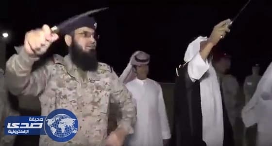 بالفيديو.. مرابطو الحد الجنوبي يشاركون أهالي عسير رقصة «العرضة»