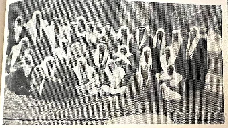 صورة نادرة للأمير عبدالمجيد بن سعود في رحلة مدرسية