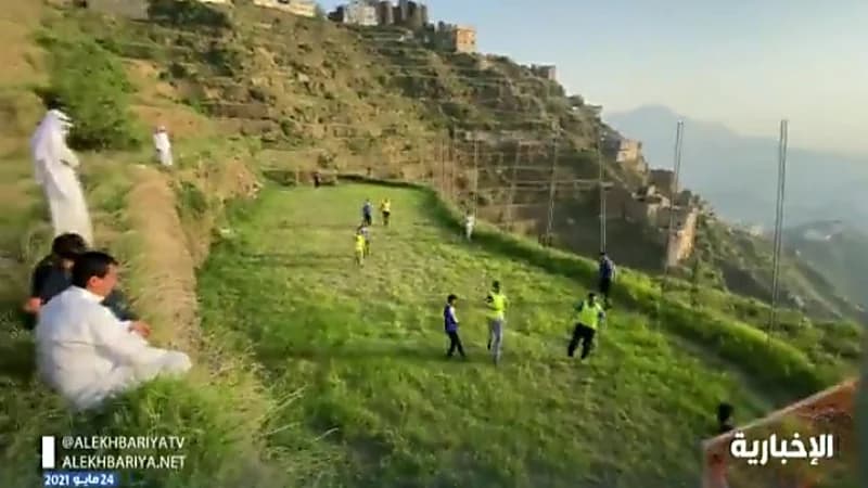 بالفيديو.. شباب " الداير " يحولون المزارع إلى ملاعب ريفية لكرة القدم