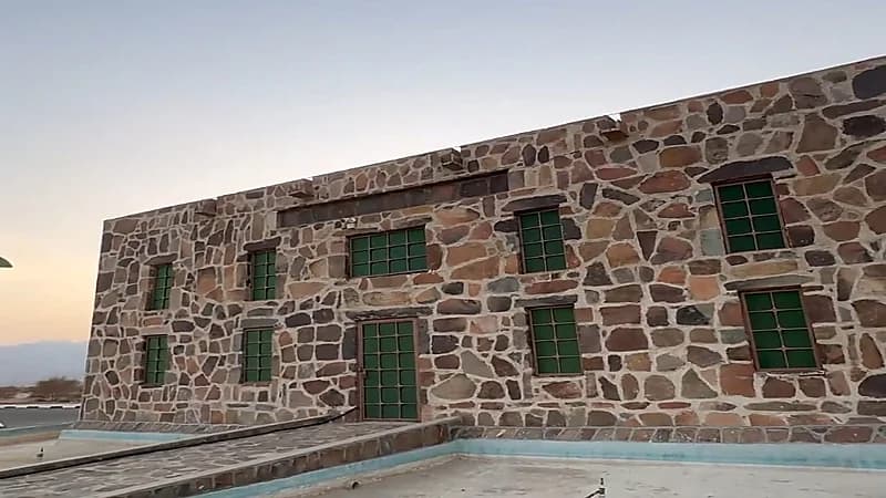 قصة أول مدرسة سعودية نظامية لتعليم أبناء البادية في المسيجيد.. فيديو