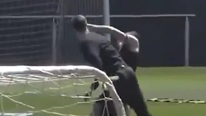 تدريبات برشلونة تتحول إلى حلبة مصارعة بين ثنائي الفريق .. فيديو