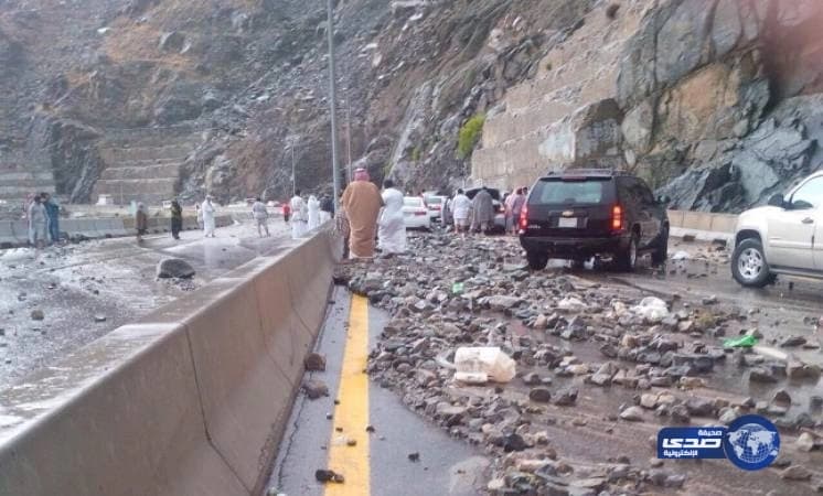 الأمطار تتسبب فى سقوط الصخور على مركبة بجبل الهدا
