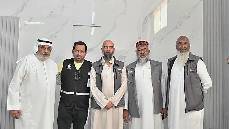 وفد من مجلس الحج والعمرة بجنوب أفريقيا يزور مركز التعبئة الآلية لعبوات زمزم .. صور