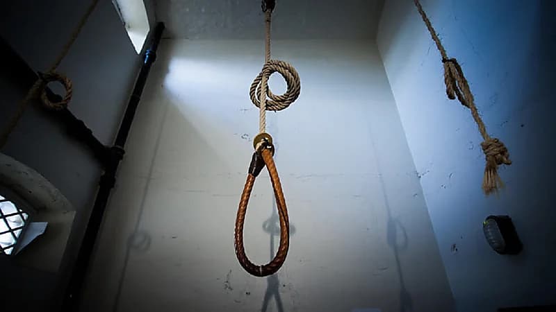 الإعدام لكويتي هتك عرض صديقته وقتلها وخبأ جثتها في حقيبة