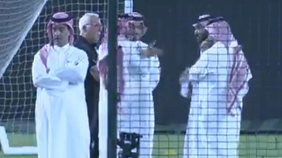 وزير الرياضة يحضر تدريبات المنتخب الوطني.. فيديو
