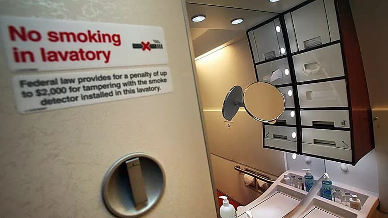 رد فعل سيدة اكتشفت إصابتها بكورونا أثناء وجودها على متن طائرة