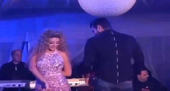 بالفيديو.. انتقادات لميريام فارس بسبب رقصها المثير مع شاب على المسرح