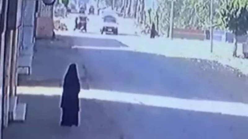 شاهد.. لحظة انتحار قاتلة أطفالها الثلاثة أمام جرار زراعي بعد ذبحهم