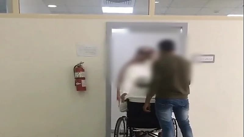 " الموارد البشرية " : نتحقق من فيديو متداول لموظف يسئ معاملة شخص من ذوي الإعاقة