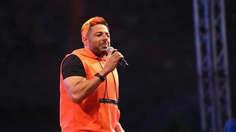 شاهد.. شاب يسقط من على المسرح أثناء محاولته التقاط صورة مع حماقي