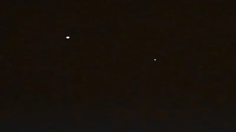 فيديو.. لحظة اقتران كوكب المريخ بالمشترى في سماء الرياض