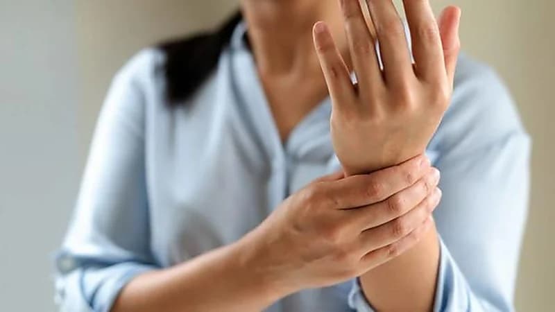 شعور غريب في اليد يُشير لنقص فيتامين B12