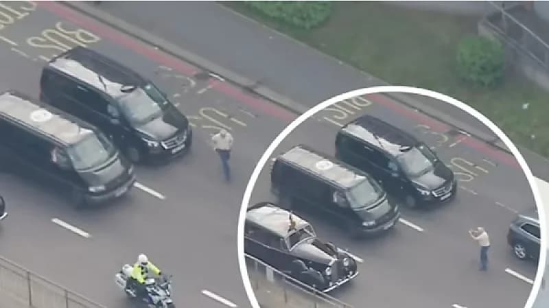 شاهد .. شخص يعترض موكب الملك تشارلز لالتقاط صورة!