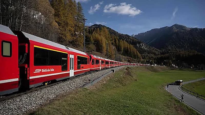 بالفيديو.. تشكيل أطول قطار ركاب في العالم بجبال الألب