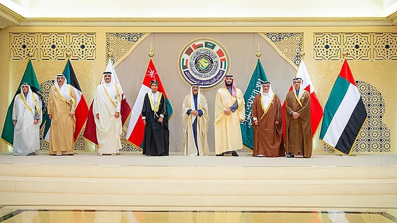 صورة جماعية لولي العهد مع رؤساء وفود القمة الخليجية الـ 45 ..فيديو