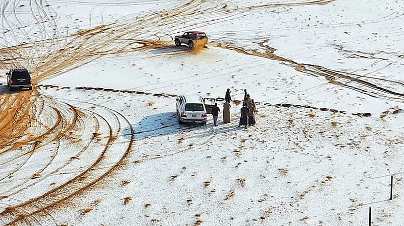 شاهد.. محافظة بدر تكتسي الأبيض