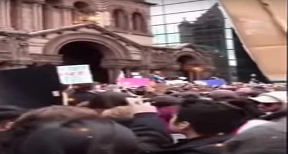 بالفيديو.. رفع الأذان من داخل كنيسة أمريكية خلال تظاهرة مناهضة لترامب