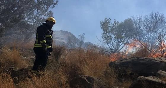 بالصور.. القوات المدنية تواصل السيطرة علي حريق جبل الحمراء بالطائف