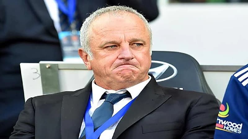 مدرب أستراليا يقدم اعتذاره عن خرق قواعد العزل الصحي