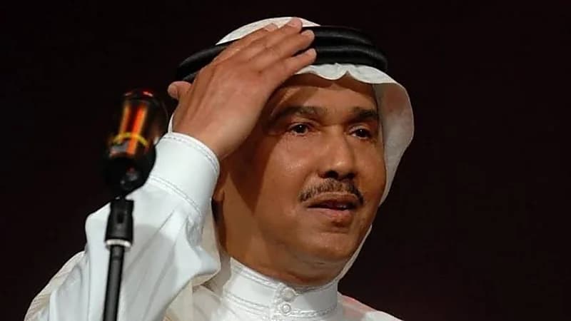 شاهد.. محمد عبده يشتكي من ندرة وجود شاحن لجواله الخاص