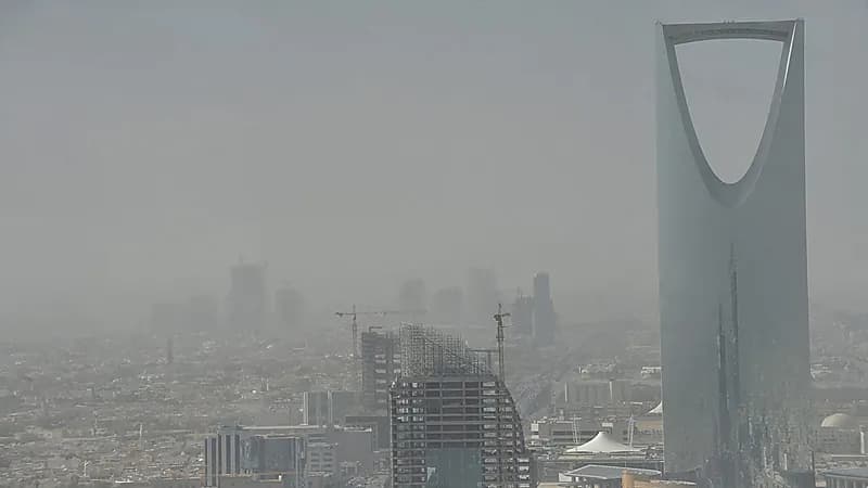الأرصاد: الرؤية ستظل غير جيدة بالرياض خلال الـ24 ساعة القادمة .. فيديو