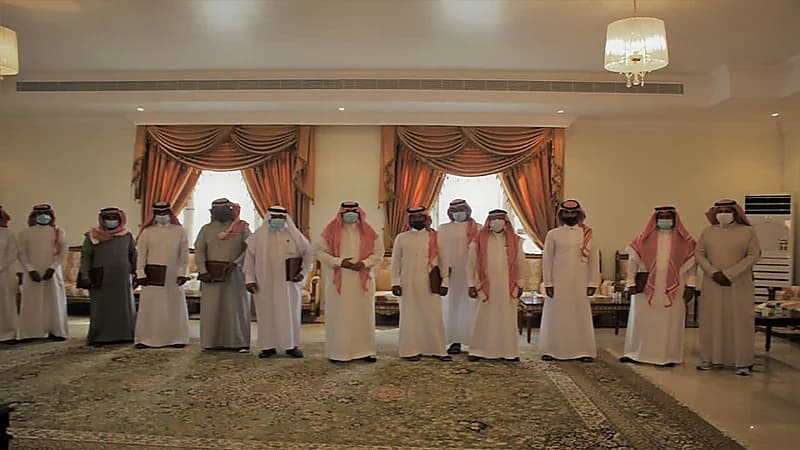 محافظ أملج يكرم مواطنين ساهموا في انقاذ الدلافين في شاطئ الشبعان